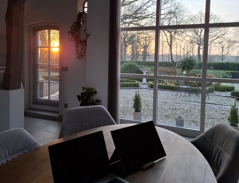 Zicht vanuit de BouwRuimte op de tuin